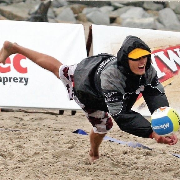 Siatkarze zaczęli bój o rekord w piątek o 10.10 na usteckiej plaży wschodniej. Zakończenie meczu planowane jest na sobotę, na godzinę 11.10.