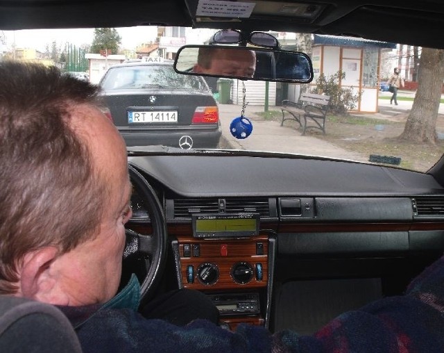 Taksówkarze z Tarnobrzega popierają protestujących kolegów. &#8211; Kto chciałby, by po mieście wiózł go kierowca bez doświadczenia? &#8211; pyta pan Jerzy. Przekonuje, że za kierownicę taksówki nie może wsiąść każdy, komu się to podoba. Poza tym, w Tarnobrzegu nie ma mowy o dobrym zarobku.