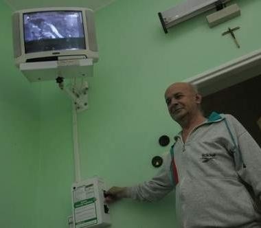 Rudolf Rutkowski uważa, że szpitalna telewizja to cenne urozmaicenie w szarym szpitalnym życiu. (fot. Daniel Polak)