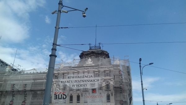 Pięknieje fasada pałacu Poznańskich, konserwatorzy odnawiają dwumetrowe rzeźby na dachu