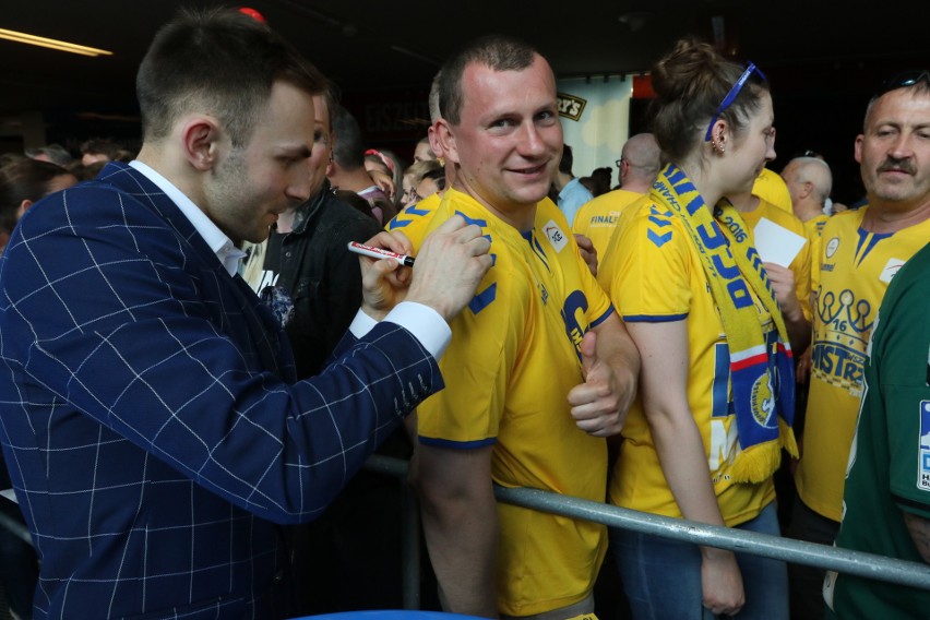 Piłkarze ręczni PGE VIVE Kielce oblężeni przez kibiców po prezentacji Final Four w Kolonii. Były podpisy i ... całusy [VIDEO, ZDJĘCIA]