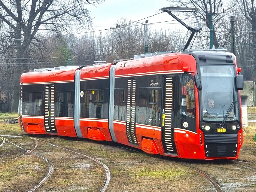 Pierwsze cztery nowe tramwaje Twisty dotarły już z Pesy do...