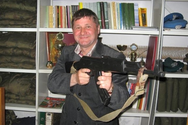 Tadeusz Pękała uczy też posługiwania się bronią palną.