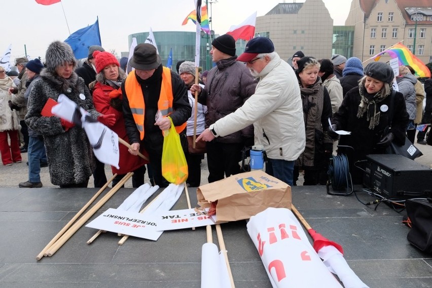 Komitet Obrony Demokracji po raz kolejny demonstrował w...