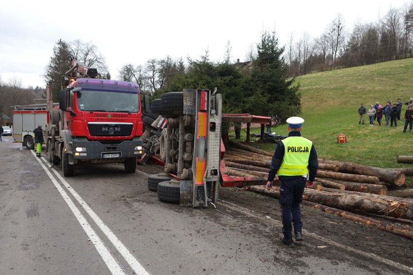 Wypadek na DK 28 w Boguszówce koło Birczy. Ciężarówka wypadła z drogi, pasażer zakleszczony w kabinie wypełnionej wodą [ZDJĘCIA]