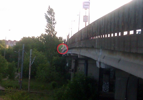 Nastolatek po drugiej stronie barierek wiaduktu przy ul. Przybyszewskiego