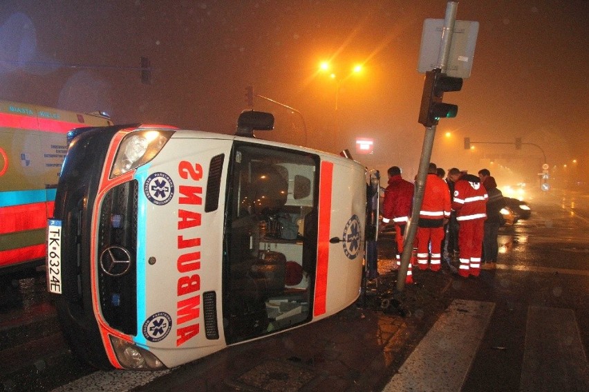 Wypadek w Kielcach. Opel zderzył się z karetką pogotowia