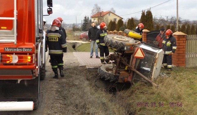 Wypadek w Łopusznie. Traktor przewrócił się na bokNa miejscu wypadku w Łopusznie