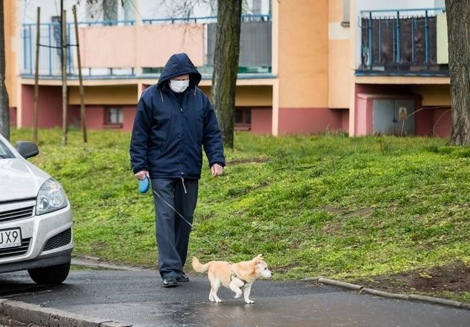 Noszenie maseczek ochronnych w miejscach publicznych może...