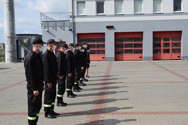 Rozkazy o nadaniu siedmiu strażakom wyższych stopni odczytał st. bryg. Janusz Woźniak, komendant powiatowy Państwowej Straży Pożarnej w Wąbrzeźnie