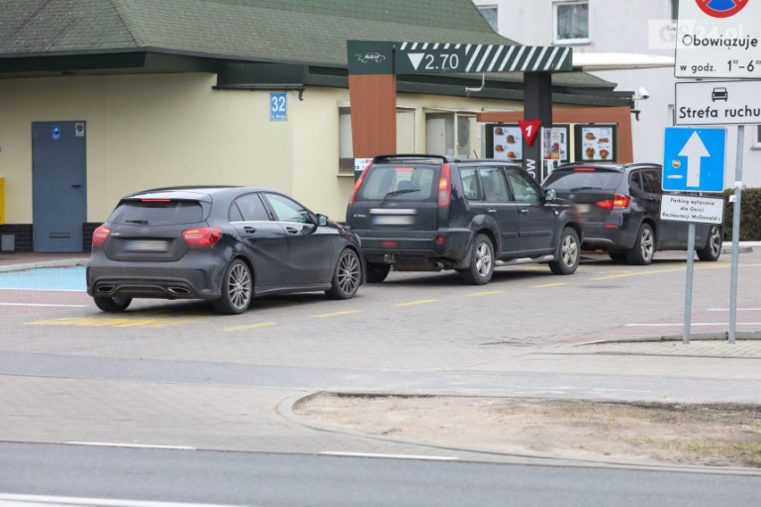 Korki na ul. Struga w Szczecinie z powodu... McDonalda. Jedni kierowcy jadą coś zjeść, a inni czekają