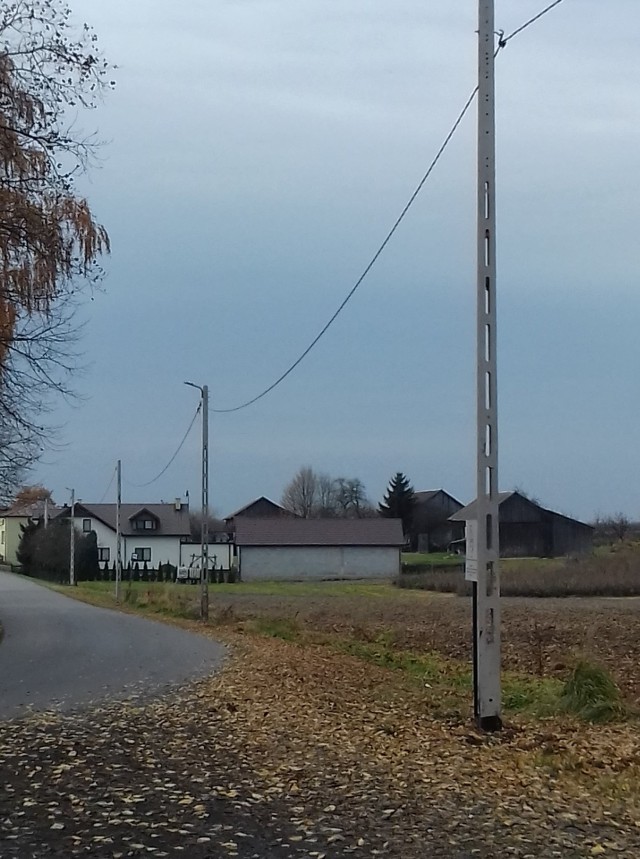 Lampy zostały zainstalowane przy drodze gminnej w Gozdawie.