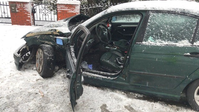 Jak wynika z ustaleń policjantów, 32-letnia kobieta siedząca za kierownica BMW nie dostosowała prędkości do warunków jazdy, wypadła z jezdni i uderzyła w drzewo.