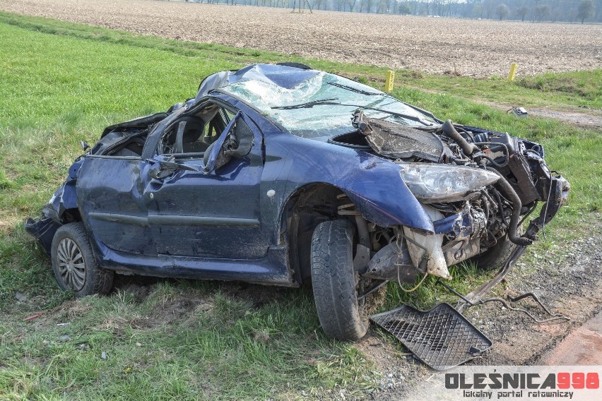 Auto rozbite po dachowaniu. Kierowca kompletnie pijany [ZDJĘCIA]