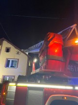 Pożar poddasza w domu jednorodzinnym w Wierzbnie. Na miejscu siedem zastępów straży, ewakuowano pięć osób