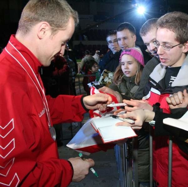 Tomasz Tłuczyński cierpliwie składał autografy.