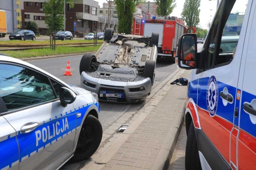 Wrocław: Wypadek na Ślężnej. Audi na dachu [ZDJĘCIA]