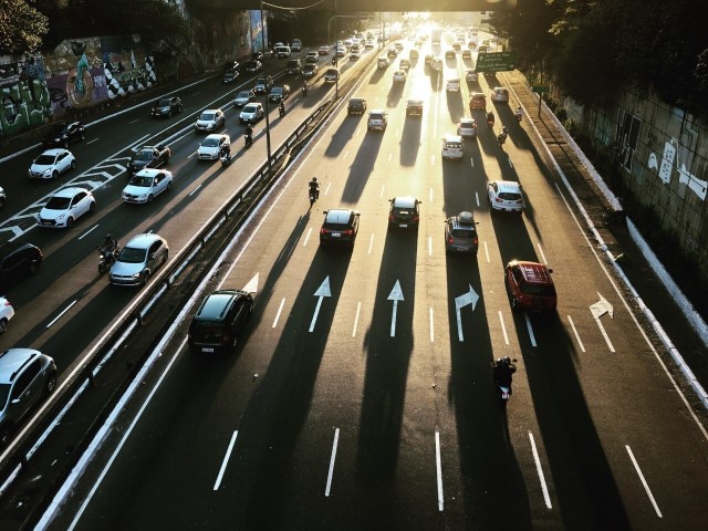 Analizy w ramach kampanii społecznej Bezpieczna Autostrada pokazują, że w ostatnich dwóch dekadach na naszych autostradach w ponad 6 tys. wypadków zginęło blisko 1 tys. osób, a ponad 9 tys. zostało rannych. Eksperci wskazują, że pomimo upowszechnienia się autostrad w Polsce wielu kierowców wciąż nie nauczyło się jeździć po nich prawidłowo. Najczęstsze przyczyny wypadków są co roku te same: zbyt duża prędkość, jazda na zderzaku i zmęczenie kierowców.Fot. materiały prasowe