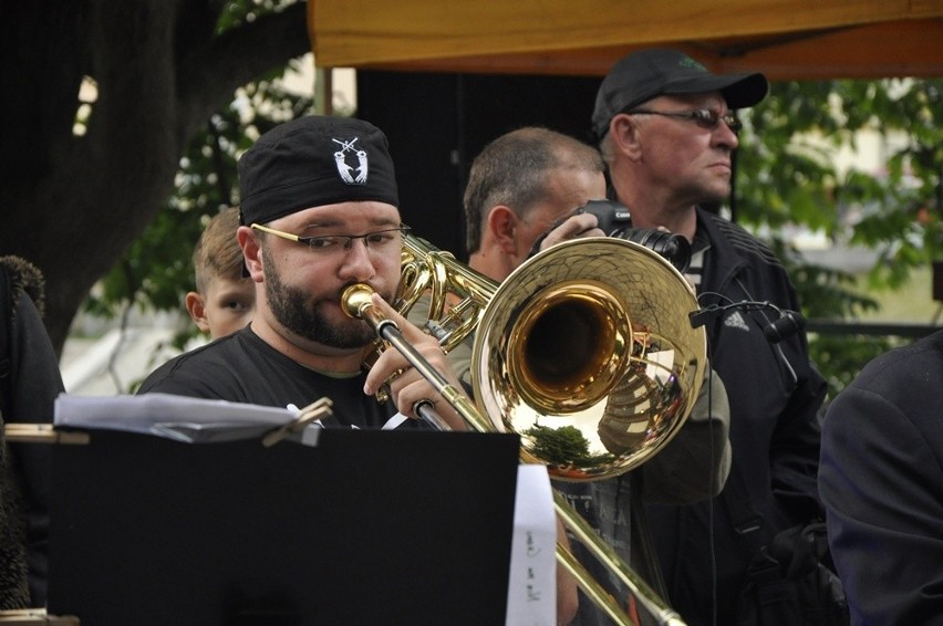 Świetlny pokaz i parada kapeluszników - tak zaprezentowały się wrocławskie mosty (ZDJĘCIA)