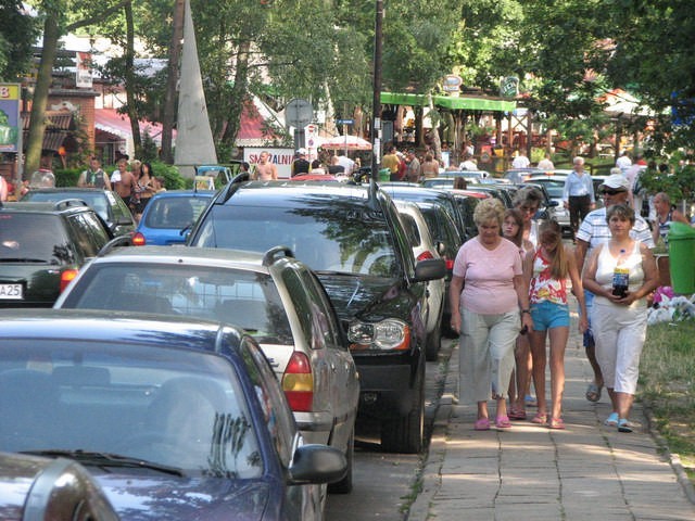 Turyści mają dość wszechobecnych w Przyjezierzu samochodów. Kierowcy narzekają z kolei na brak parkingów. 