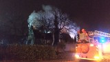 Pożar budynku przy ul. Dworcowej w Pszczewie. Ratował dzieci. Dach palił się nad ich głowami [ZDJĘCIA]