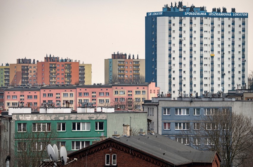 Puste ulice i plac Wolności w Dąbrowie Górniczej