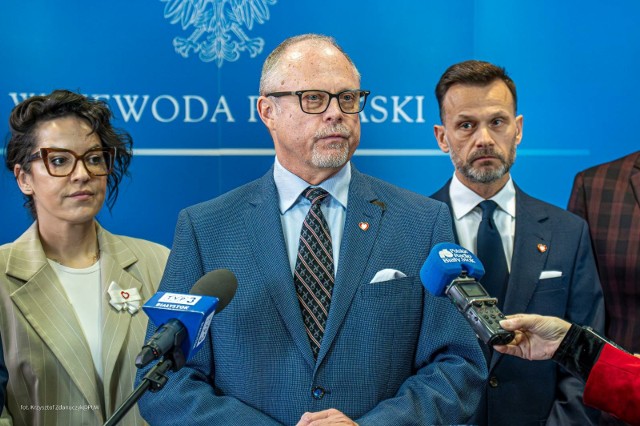 Znaczący napływ uchodźców z Ukrainy do Polski spowodował obniżenie jakości i dostępności usług publicznych – tłumaczył wiceminister Jacek Protas, potrzebę stworzenia programu dla tych jednostek samorządu, które ucierpiały najmocniej.