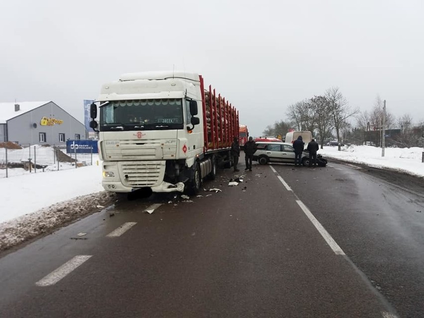 Niedaleko ulicy Lukrecjowej Ciężarówka z naczepą wypełnioną...