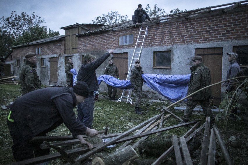 Trwa usuwanie zniszczeń po przejściu trąby powietrznej pod Lublinem. Na miejscu nadal pracują strażacy