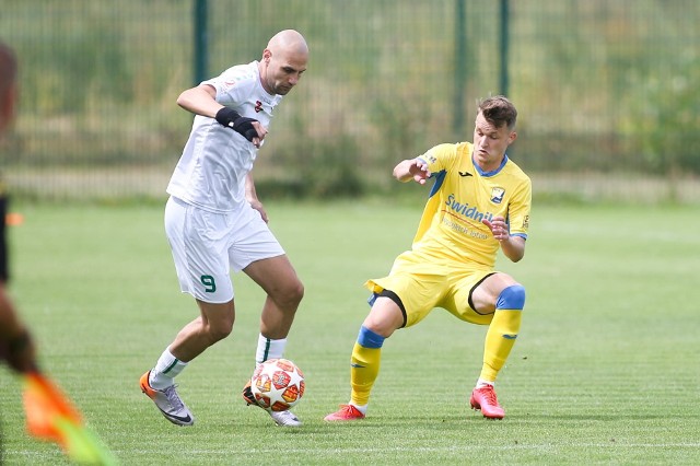 Michał Fidziukiewicz (przy piłce) uważa, że mimo zakażeń gra nie powinna być wstrzymywana