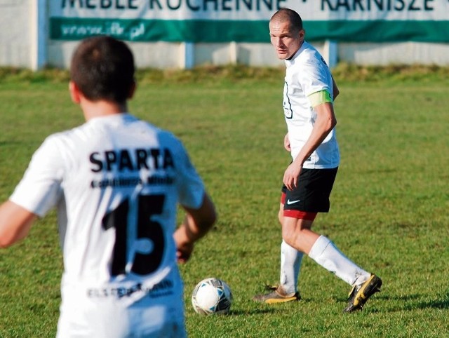 Kapitan Sparty Kazimierza Wielka, 34-letni Marek Sobura (z prawej), zdecydował się zakończyć piłkarską karierę. Teraz chce się poświęcić rodzinie, ponieważ w kwietniu po raz drugi zostanie tatą.