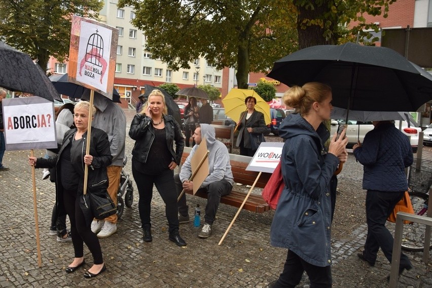 Czarny protest w Stargardzie. Przeciwnicy całkowitego zakazu aborcji wypełnili Rynek Staromiejski