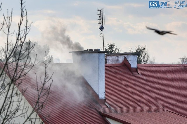 Tysiące Polaków palą w piecach złej jakości opałem. Do kotłów wrzucane są śmieci, butelki, odpady z kopalni węglowych oraz wiele innych produktów. To sprawia, że do atmosfery i truje powietrze, a przede wszystkim nas.