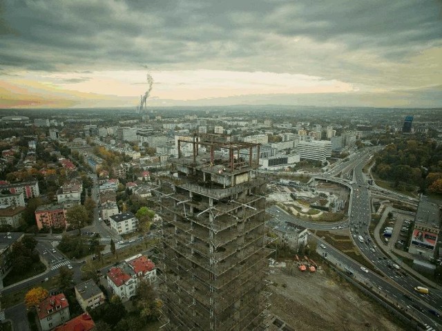 MarzecOficjalnie ruszyła przebudowa „szkieletora” w Krakowie. W 2019 roku w jego miejscu ma się pojawić „Wieża jedności” - 27-piętrowy biurowiec z powierzchnią najmu 16,5 tys. mkw.