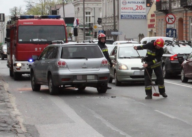We wtorek o godzinie 12.30 na ulicy 25- Czerwca w Radomiu doszło do poważnie wyglądającej kolizji. Zderzyły się mitsubishi i ford.