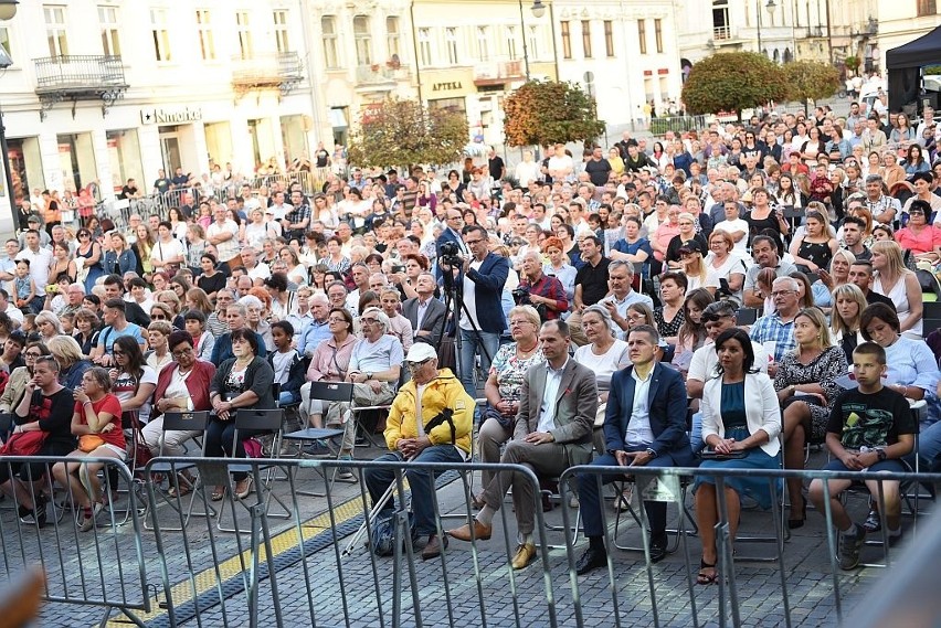 Nowy Sącz. Imieniny Miasta z gwiazdami: Kasia Moś, Wojtek Cugowski, Beata Rybotycka, Konrad Imiela i inni na sądeckim Rynku [ZDJĘCIA]