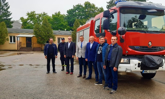 Druhowie z Ochotniczej Straży Pożarnej w Łaziskach otrzymali nowoczesny wóz ratunkowo-gaśniczy.