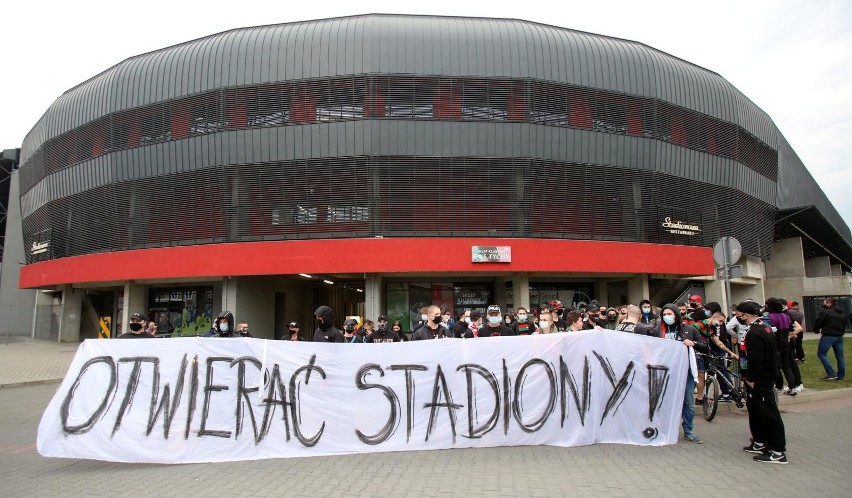 01.04.2021. Kibice GKS-u Tychy przed stadionem w czasie...