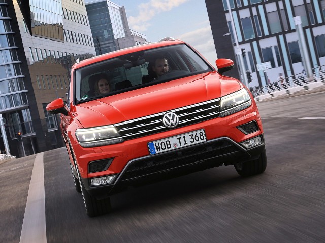 Volkswagen Tiguan W kategorii ochrony pieszych Tiguan uzyskał łączną ocenę 72%. Pozytywnie oceniono przede wszystkim rozwiązania konstrukcyjne, które zmniejszają ryzyko odniesienia obrażeń przez przechodniów. Należy do nich tzw. aktywna pokrywa silnika, która w razie potrącenia pieszego ma zmniejszyć ryzyko powstania niebezpiecznych obrażeń głowy. Fot. Volkswagen