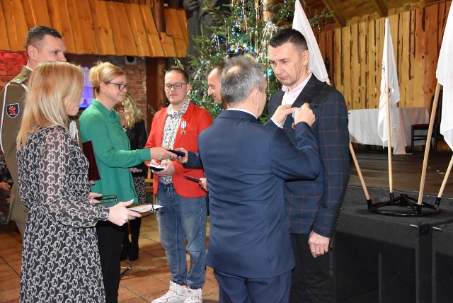 Odznaczeni Odznaką Zasłużony Dla Zdrowia Narodu: Karol Aleksandrowicz (od lewej), Piotr Cerski i Edward Stronkowski (od prawej)