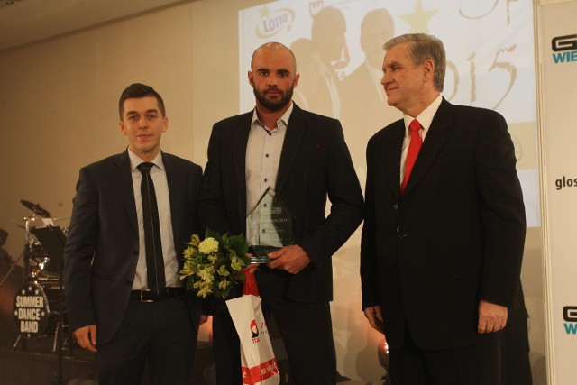 Ostatni zwycięzca konkursu, Maciej Paterek, odebrał nagrodę na Wielkim Balu Sportowca z rąk Mateusza Henicza (z lewej) z Biura Podróży Itaka i Stefana Antkowiaka, prezesa Wielkopolskiego Związku Piłki Nożnej