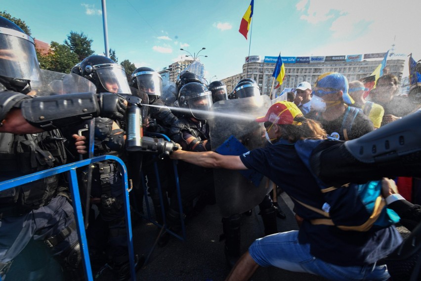 Antyrządowe protesty w Rumunii [ZDJĘCIA] Manifestacja i zamieszki w Bukareszcie. Doszło do starcia z policją, wiele osób rannych [WIDEO]