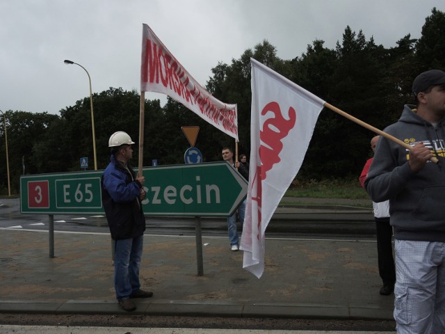 Świnoujście: Stocznie będą połączonePoniedziałkowa blokada ronda komunikacyjnego w Łunowie zorganizowana w proteście przeciw połączeniu stoczni.