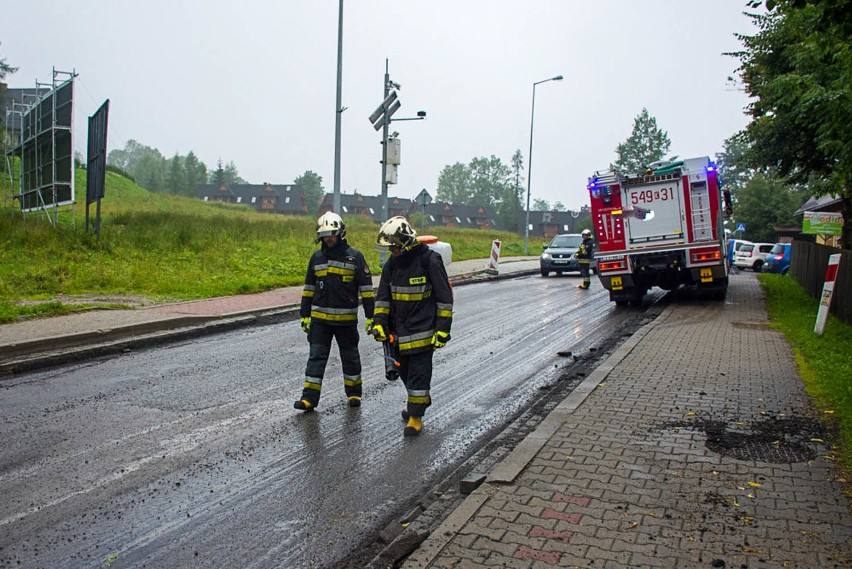 Kościelisko. Kilkukilometrowa plama oleju. Strażacy wezwali policję [ZDJĘCIA]