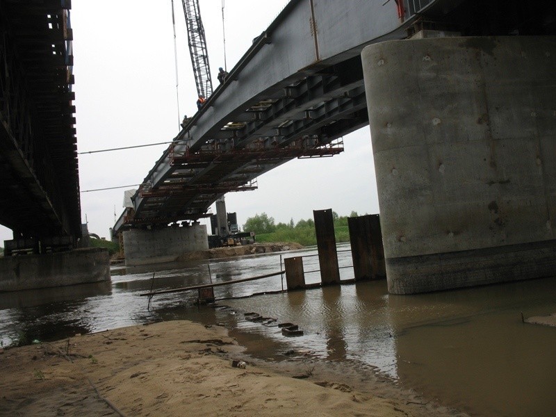 Budowa mostu w Malkini - montaz ostatnich elementów - maj...