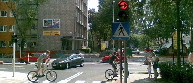 Zdjęcia zrobiłem na rogu ul. Sienkiewicza i uliczki prowadzącej do pl.Wolności. pisze Internauta.