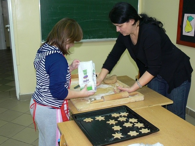 Dzieci i ich opiekunowie z Zespołu Szkół Specjalnych w Tarnobrzegu już przygotowują świąteczne pierniki, które podarują mieszkańcom "siarkowego grodu".