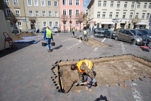 Archeolodzy obecnie wykonują prace tuż pod zdjętymi fragmentami nawierzchni placu