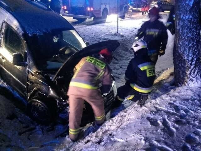 Zderzenie dwóch aut w Cedzynie! Lekarz udzielił pomocy rannemu. Zobaczcie zdjęcia 