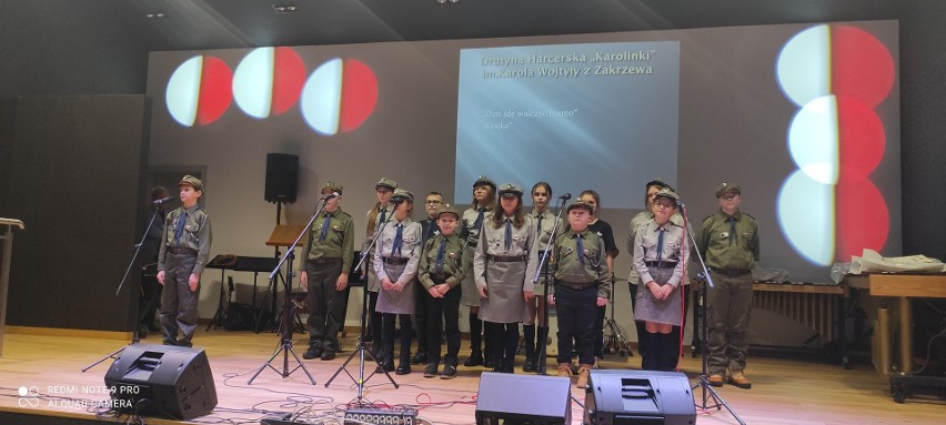 Festiwal piosenki harcerskiej i patriotycznej w gminie Borkowice. Na scenie w szkole muzycznej zaprezentowali się harcerze z regionu